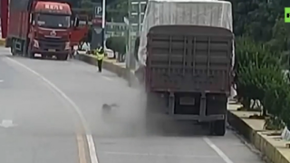 Гума на камион експлодира в лицето на шофьор