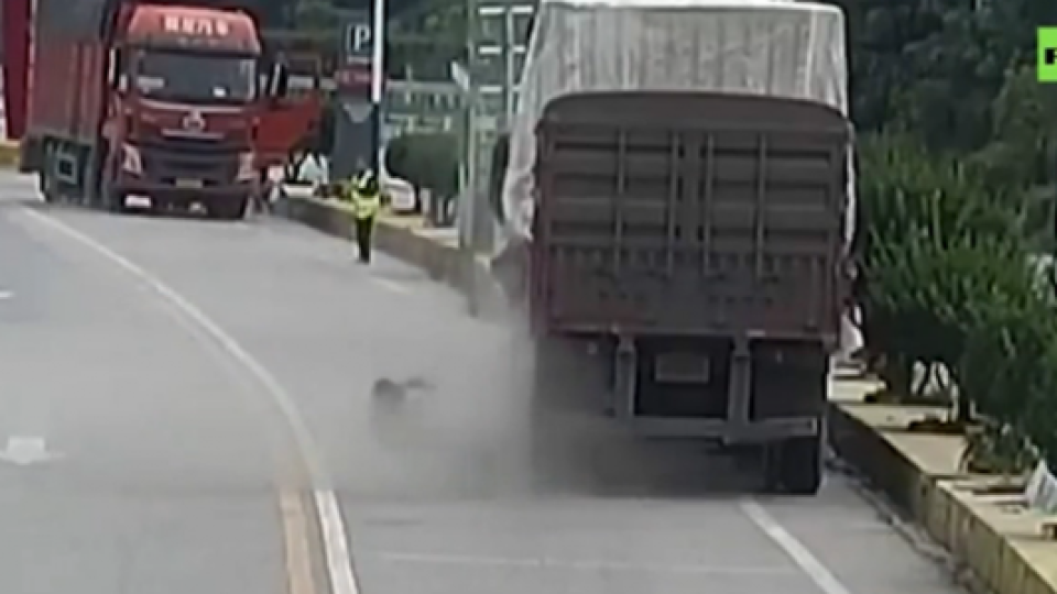 Гума на камион експлодира в лицето на шофьор