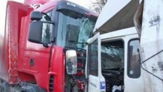 Тежка верижна катастрофа блокира пътя Бяла-Ботевград