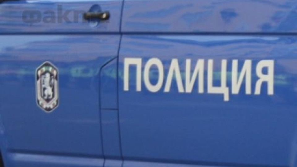 Пияни полицаи досаждат на девойки