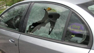 Задържаха мъж, изпочупил пет автомобила