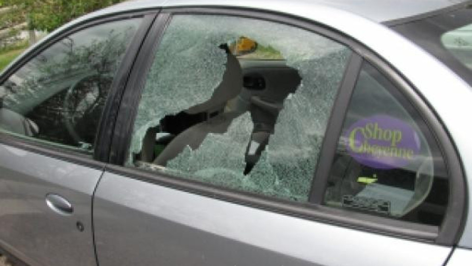 Задържаха мъж, изпочупил пет автомобила