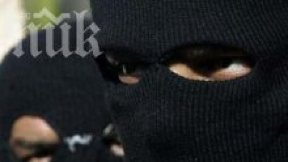 Маскирани пребиха баща и син в къщата им