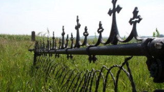 Задигнали оградата на гробището в Пънчево