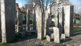 ВМРО: Паметникът на загиналите във войните бургазлии е превърнат в тоалетна