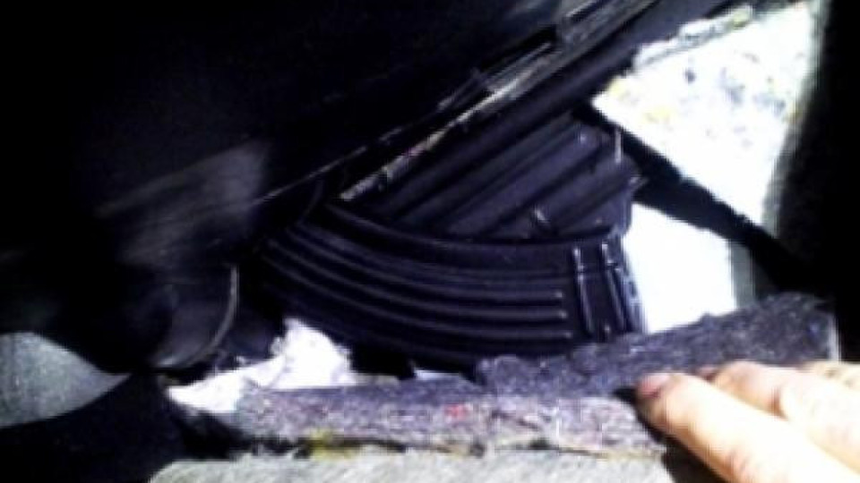 Автомат „Калашников” в арматурно табло на кола