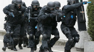 Шизофреник се барикадира, плаши униформен с брадва