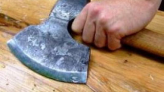 Психично болен уби майка си с брадва