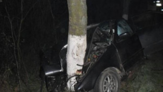 Трима с опасност за живота след катастрофа