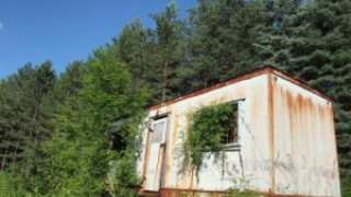 Туин Пийкс край язовир Въча: Две момичета затворени във фургон