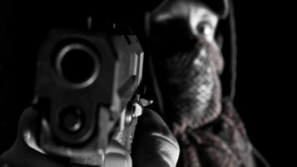 Продавачка се пребори с въоръжен нападател