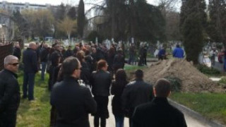 Борислав Манджуков беше погребан в бял ковчег