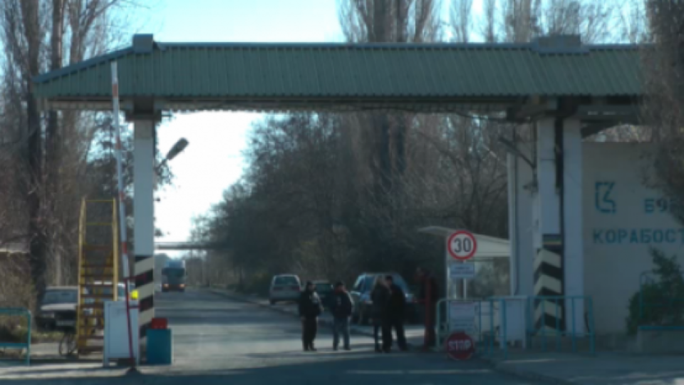 Роми на тумби плячкосват Корабостроителницата в Бургас