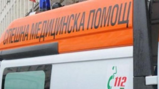 Пациент налита да коли лекари от Спешна помощ