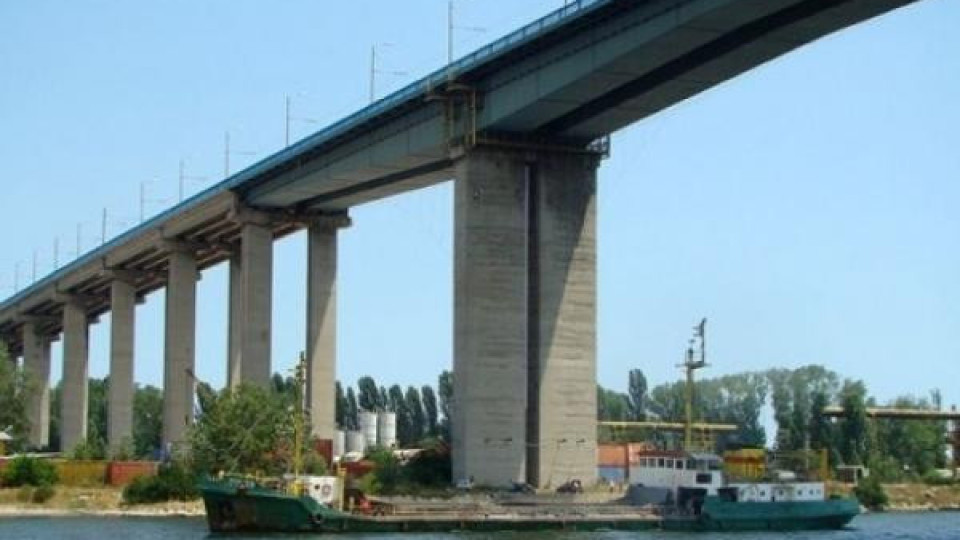 Момиче полетя от Аспаруховия мост Момиче полетя от Аспаруховия мост