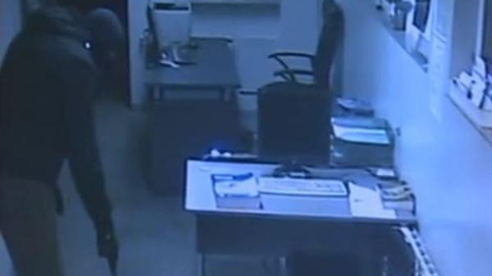 Обирджиите на автосервиза ритали в главата охранителя и скачали върху гърба му Обирджиите на автосервиза ритали в главата охранителя и скачали върху гърба му