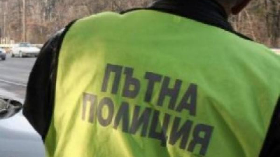 Младежи се „шегуват”, правят се на полицаи Младежи се „шегуват”, правят се на полицаи