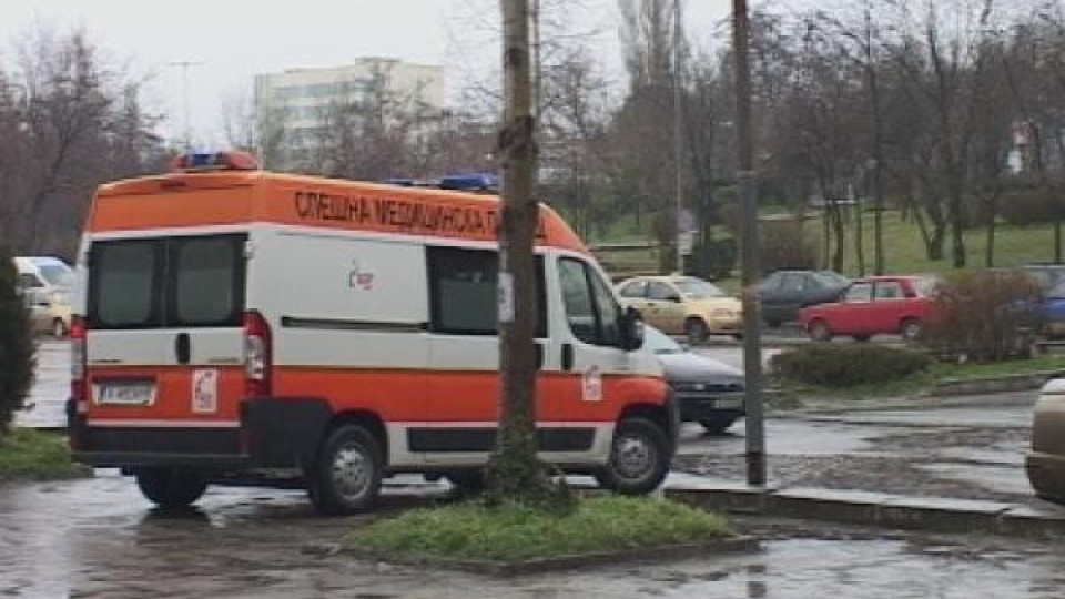 Мерцедес отнесе работник на пътя край Сарафово Мерцедес отнесе работник на пътя край Сарафово