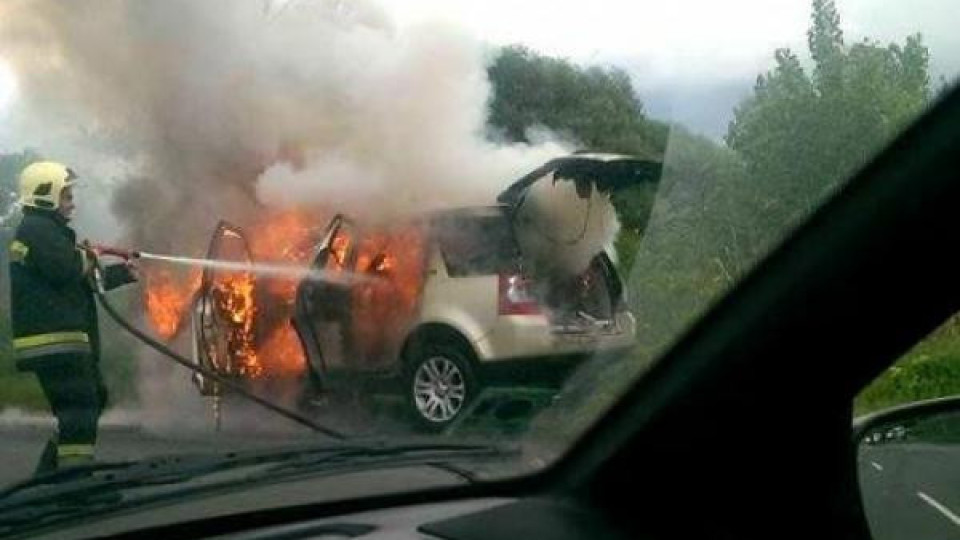 Пламъци погълнаха автомобил в района на надлз „Владимир Павлов“