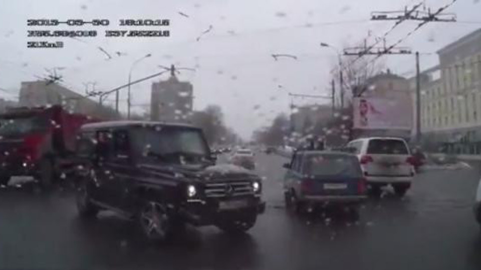 ВИДЕО: Руски мафиоти шофират без правила в Москва