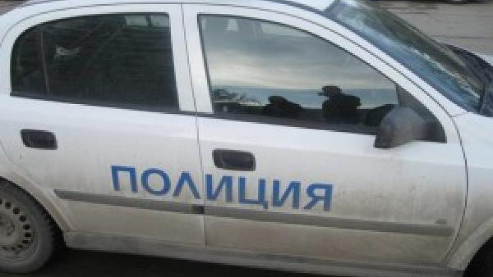 Пернишки ченгета откриха 300 л алкохол, скрит в кола Пернишки ченгета откриха 300 л алкохол, скрит в кола