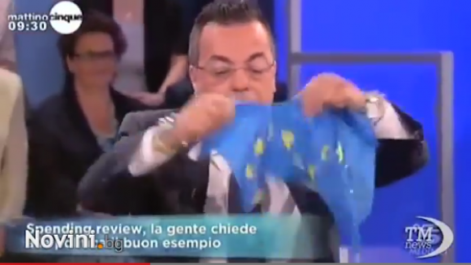 ВИДЕО: Италиански депутат скъса знамето на ЕС, издуха носа си в него