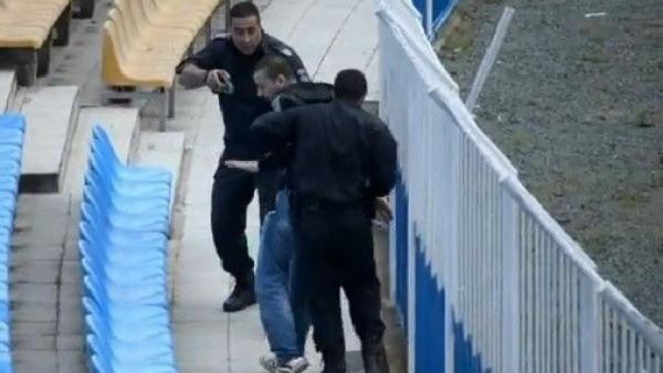 Екшън преди финала, полицаи насочиха пистолети срещу фенове на "Ботев" (Пд) Екшън преди финала, полицаи насочиха пистолети срещу фенове на "Ботев" (Пд)