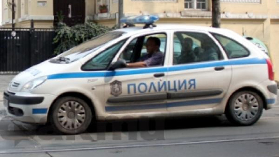 Спортна кола се вряза в спирка в Пловдив, ученичка е в тежко състояние (ВИДЕО)