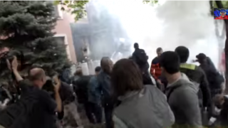 ВИДЕО: Проруските активисти щурмуват сградата на прокуратурата в Донецк, брутален сблъсък с полицията