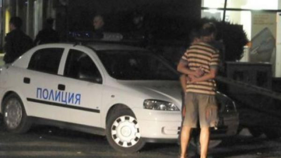 Нощен полицейски щурм в Петрич след клането пред "Авалон" Нощен полицейски щурм в Петрич след клането пред "Авалон"