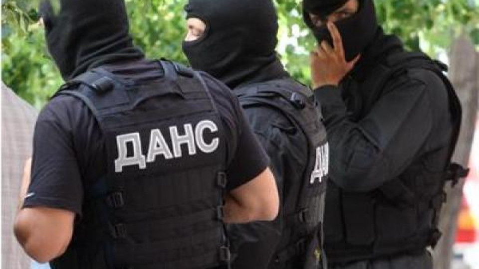 Ексклузивно: ДАНС арестува зам.-шефа на митница Свиленград! Ексклузивно: ДАНС арестува зам.-шефа на митница Свиленград!