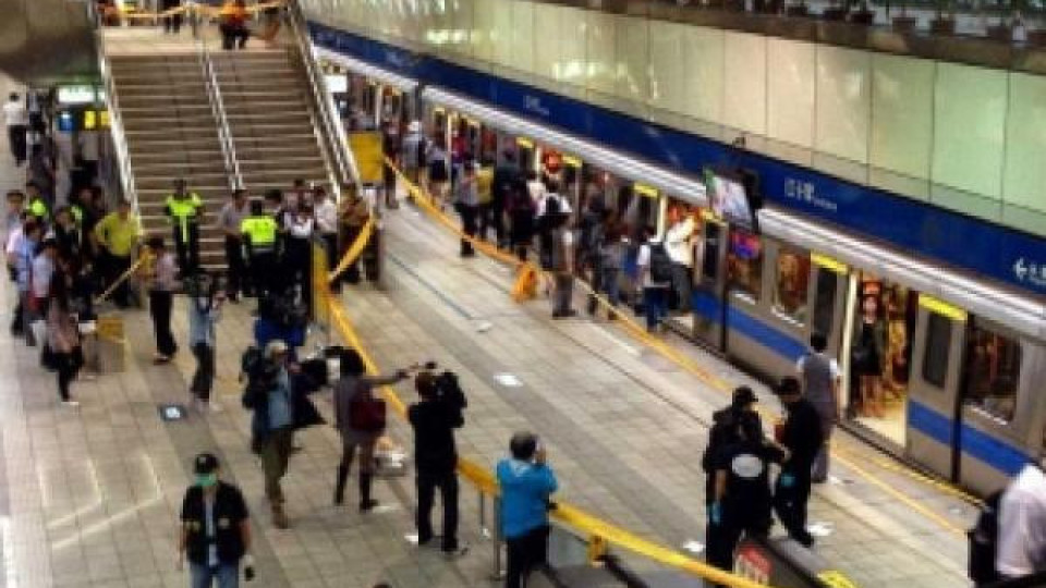 Студент закла четирима в метрото в Тайпе (ВИДЕО)