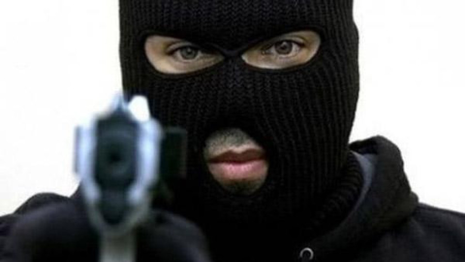 Крадец насочи пистолет в главата на охранител и стреля! Крадец насочи пистолет в главата на охранител и стреля!