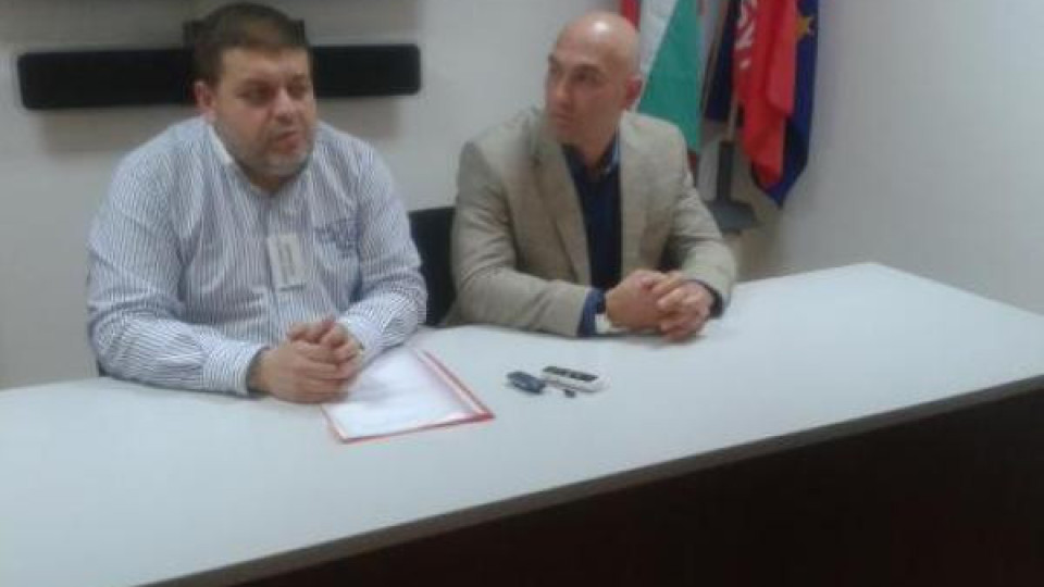 БСП: Общински коли на „Обществен ред и сигурност“ разнасят вода „Банкя“ и храна на членове на ГЕРБ в комисиите БСП: Общински коли на „Обществен ред и сигурност“ разнасят вода „Банкя“ и храна на членове на ГЕРБ в комисиите