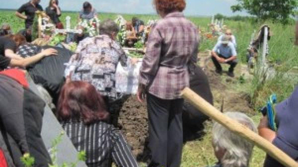 Изпратиха Валентина Иванова със стихове и сълзи Изпратиха Валентина Иванова със стихове и сълзи