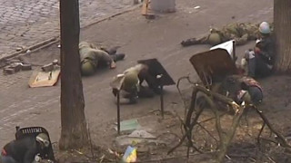 Вижте как стрелят по хора по улиците на Киев
