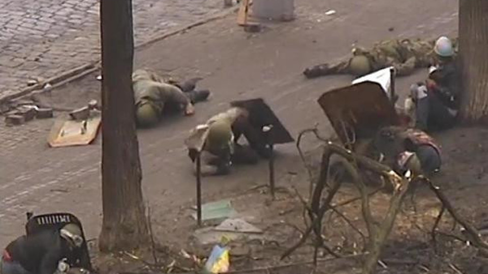 Вижте как стрелят по хора по улиците на Киев