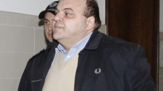 Чеци остава в ареста