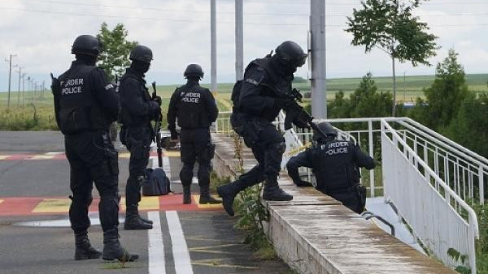 Тежковъоръжени спецполицаи щурмуваха летище Бургас (снимки и видео)