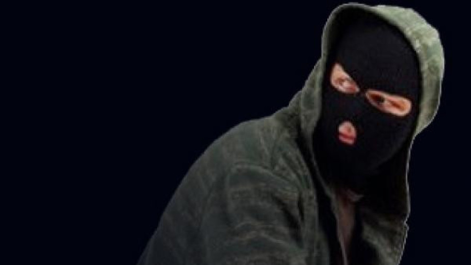 Мъж и жена са задържани за поредица от кражби в Слънчев бряг Мъж и жена са задържани за поредица от кражби в Слънчев бряг