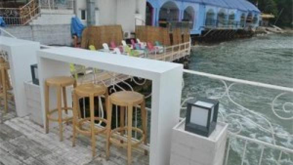 Зяпачи гледали удавницата от Варна, докато скача в морето Зяпачи гледали удавницата от Варна, докато скача в морето