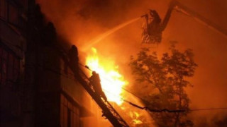 Ексклузивно: Огнен ад в София, подпалиха апартамент и автомобили