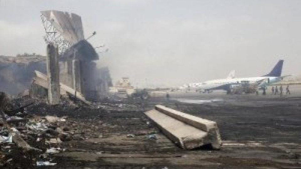 Талибани поставиха под кръстосан огън летището в Карачи Талибани поставиха под кръстосан огън летището в Карачи