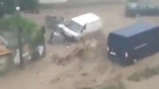 ВИДЕО: Потопът отнася коли и микробуси!