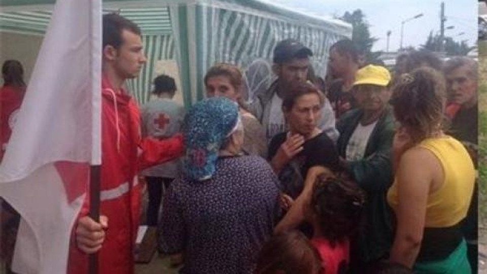 Роми със скъпи „Мерцедеси“ разграбват помощите във Варна