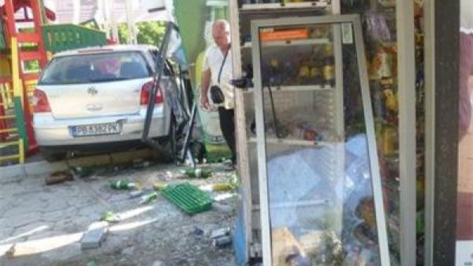 Пияна шофьорка се вряза с „Голф“ в детска площадка Пияна шофьорка се вряза с „Голф“ в детска площадка