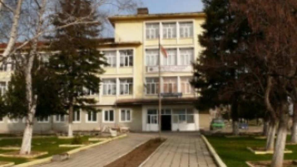 Задържаха учител докато взима подкуп Задържаха учител докато взима подкуп