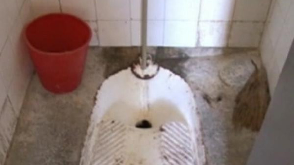 Бият кмет на село заради мръсни тоалетни