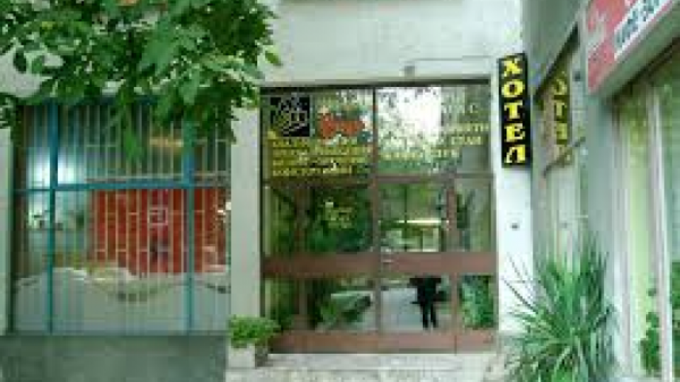Крадец падна от 6-ти етаж на хотел „Зорница“ в Бургас и се уби Крадец падна от 6-ти етаж на хотел „Зорница“ в Бургас и се уби