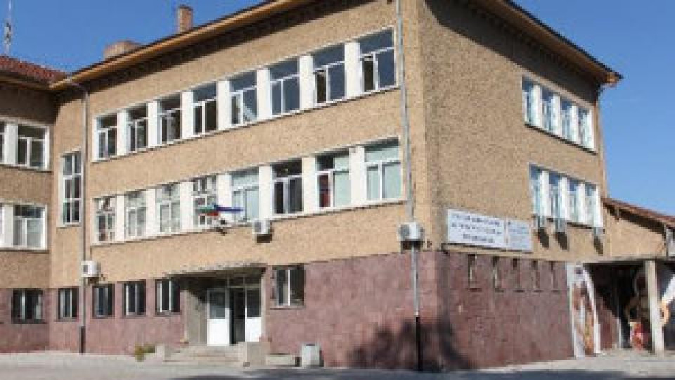 Ученическа мъст: Даскалка осъмна с автомобил във фекалии! Ученическа мъст: Даскалка осъмна с автомобил във фекалии!